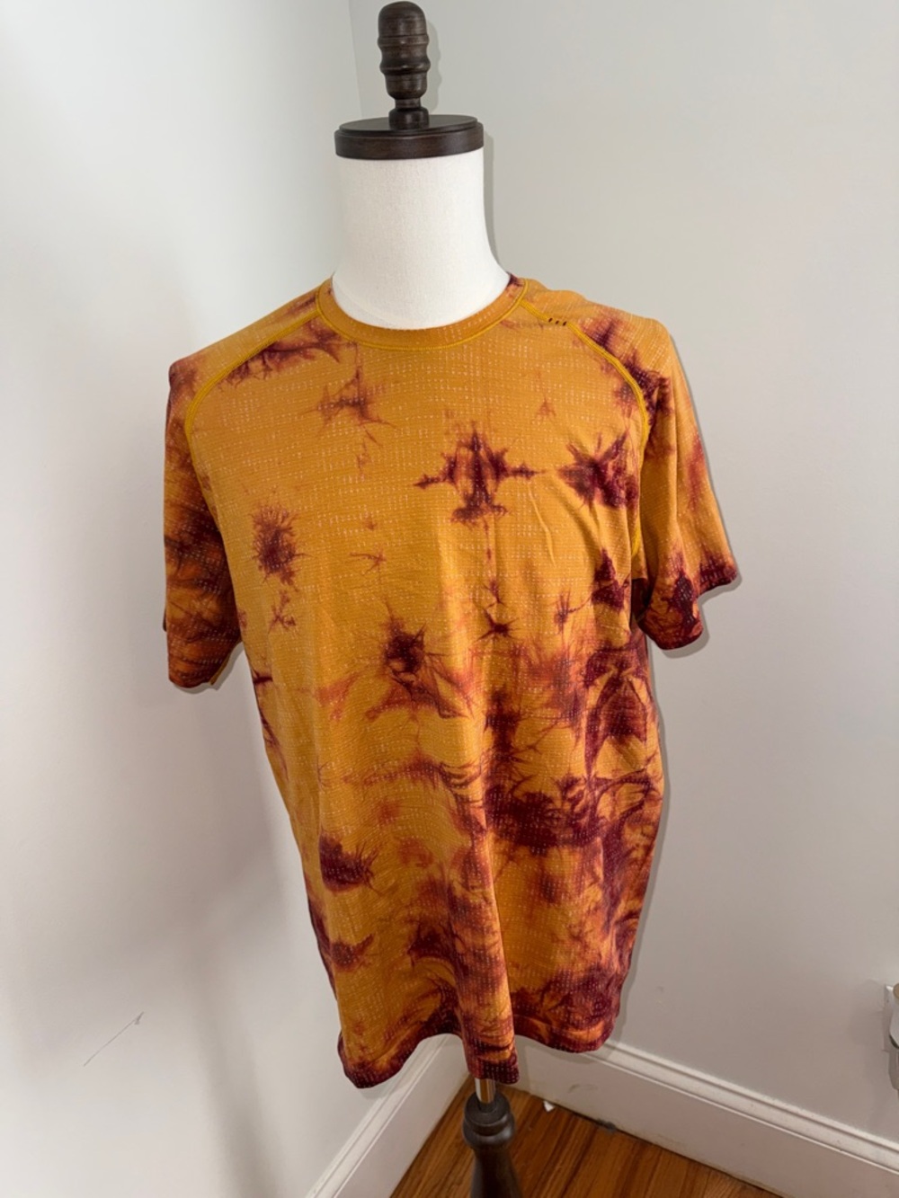 lululemon athletica Tie-Dye Short Sleeve Crewneck - Yellow & Rust Men’s XL